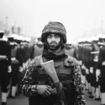 A man standing in front of a line of soldiers