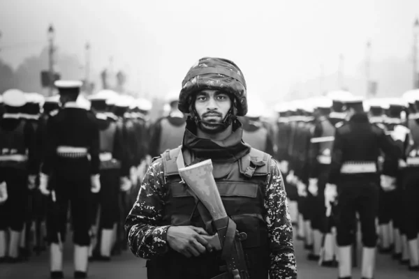 A man standing in front of a line of soldiers