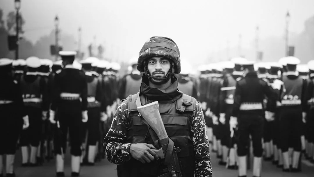 A man standing in front of a line of soldiers